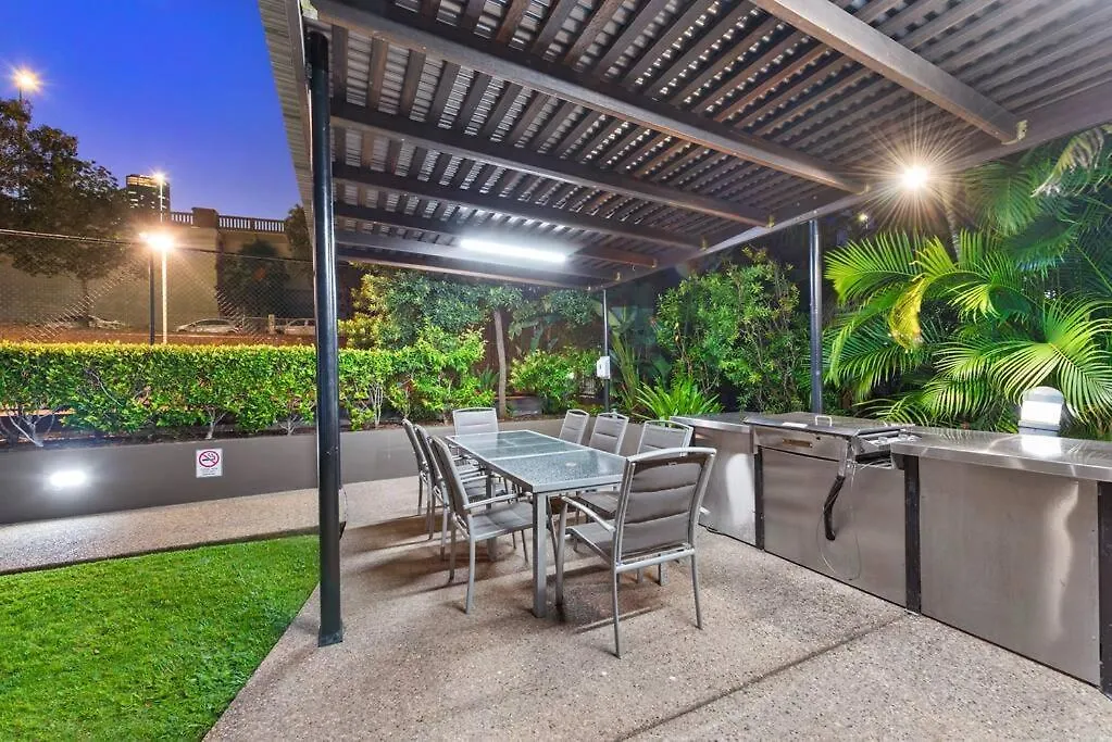 Resort Living - 10Mins Cbd - 2Bed / 2Bath / 1Car Brisbane 0*,  Australië